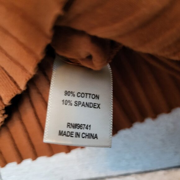 Women's ribbed henley Y2k tortoise shell button top. Fall - Picture 4 of 6